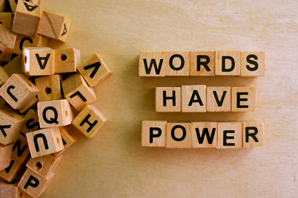 Il potere delle parole e il rapporto delle parole con la realtà 
