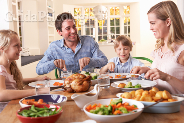 Adolescenti che mangiano troppo: consigli per i genitori